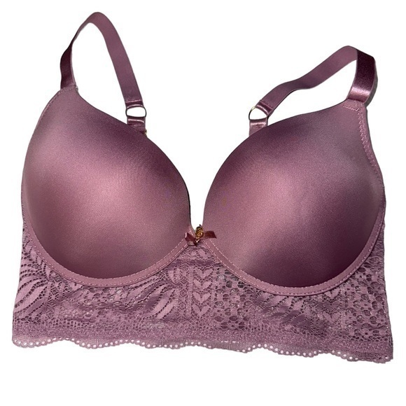 Daisy Fuentes bra - Picture 1 of 5